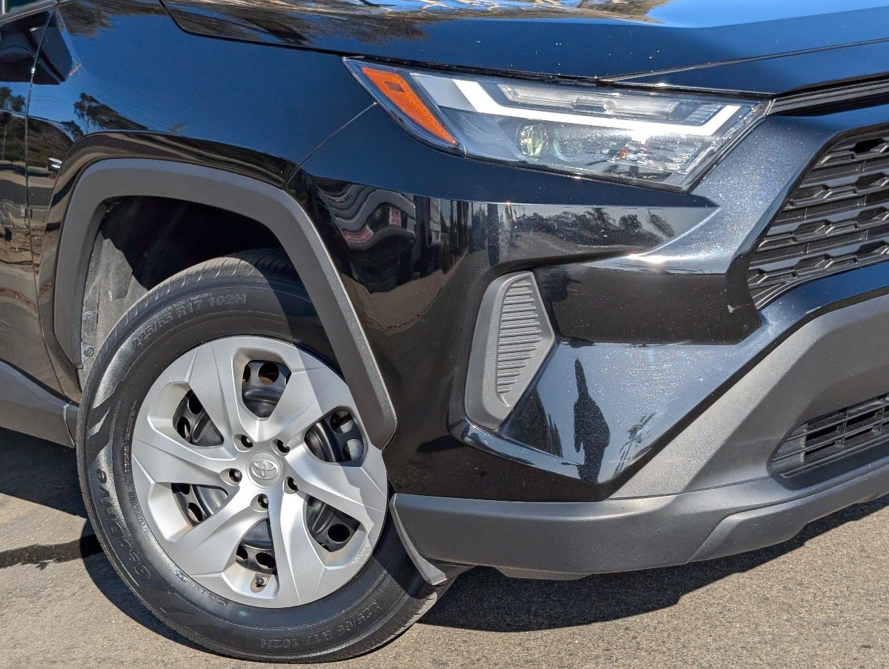 Used 2025 Toyota RAV4 LE FWD image 10