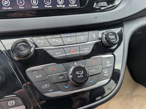 Used 2020 Chrysler Pacifica Touring-L w/ Advanced Safetytec Group image 30