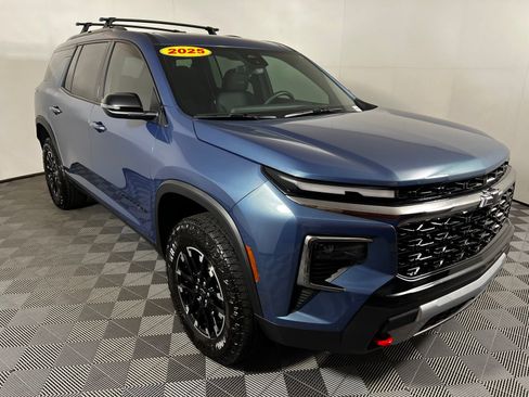 Used 2025 Chevrolet Traverse Z71 image 3