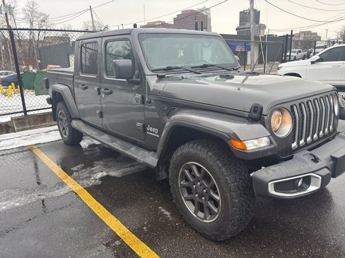 Used 2020 Jeep Gladiator Overland image 2