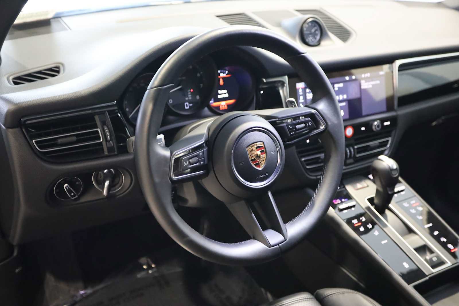 Used 2025 Porsche Macan AWD/4WD image 4