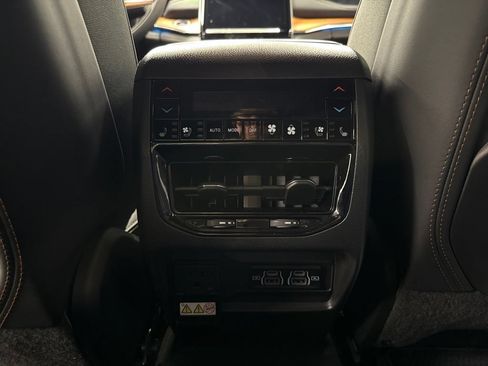 Used 2025 Jeep Grand Cherokee Summit AWD/4WD image 11