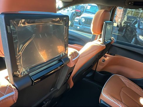 Certified 2024 Chrysler Pacifica Pinnacle image 26