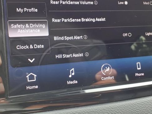 Used 2023 Chrysler Pacifica Touring-L FWD image 11