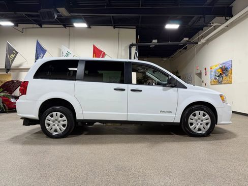Used 2019 Dodge Grand Caravan SE image 5