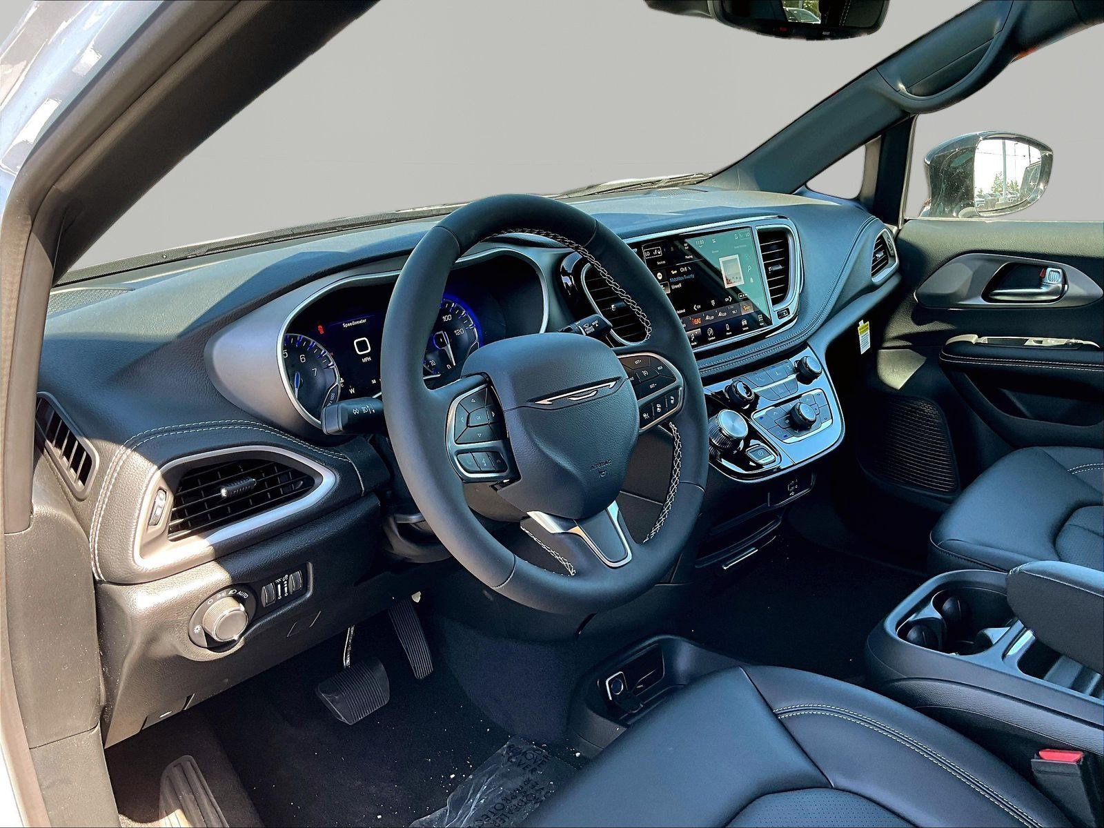New 2027 Chrysler Pacifica Select AWD/4WD image 15