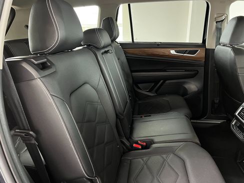 Used 2025 Volkswagen Atlas SE AWD/4WD image 28