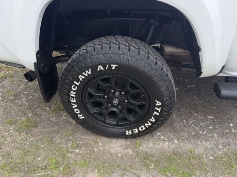 Used 2019 Toyota Tacoma SR5 w/ Four Season Floor Mat Package AWD/4WD image 13