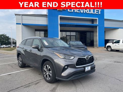 Used 2023 Toyota Highlander XLE image 1