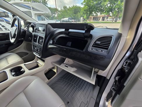 Used 2012 Dodge Grand Caravan Crew FWD image 36