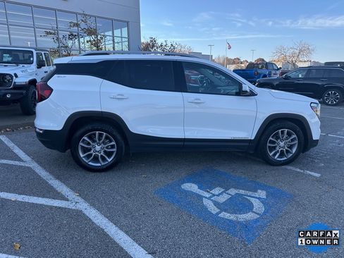 Used 2024 GMC Terrain SLT image 34