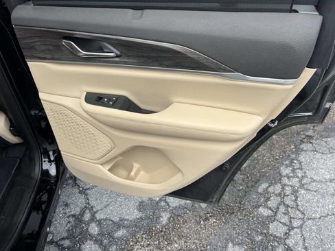 Used 2025 Jeep Grand Cherokee Limited w/ Luxury Tech Group II image 16