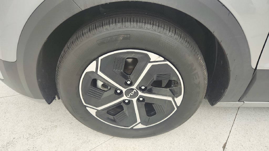 Used 2024 Kia Niro EX w/ EX Cold Weather Package FWD image 27