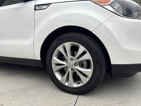 Used 2016 Kia Soul + image 10
