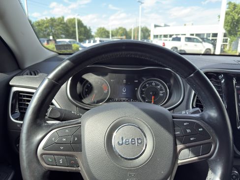 Used 2019 Jeep Cherokee Limited AWD/4WD image 5