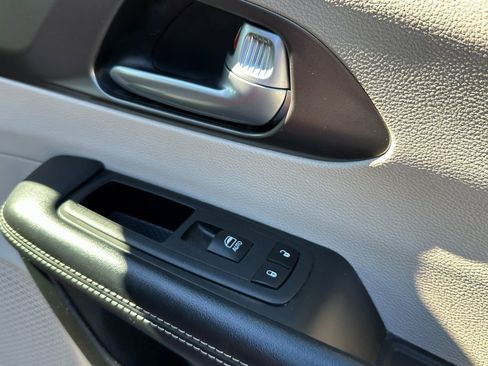 Certified 2024 Chrysler Pacifica Touring-L image 15