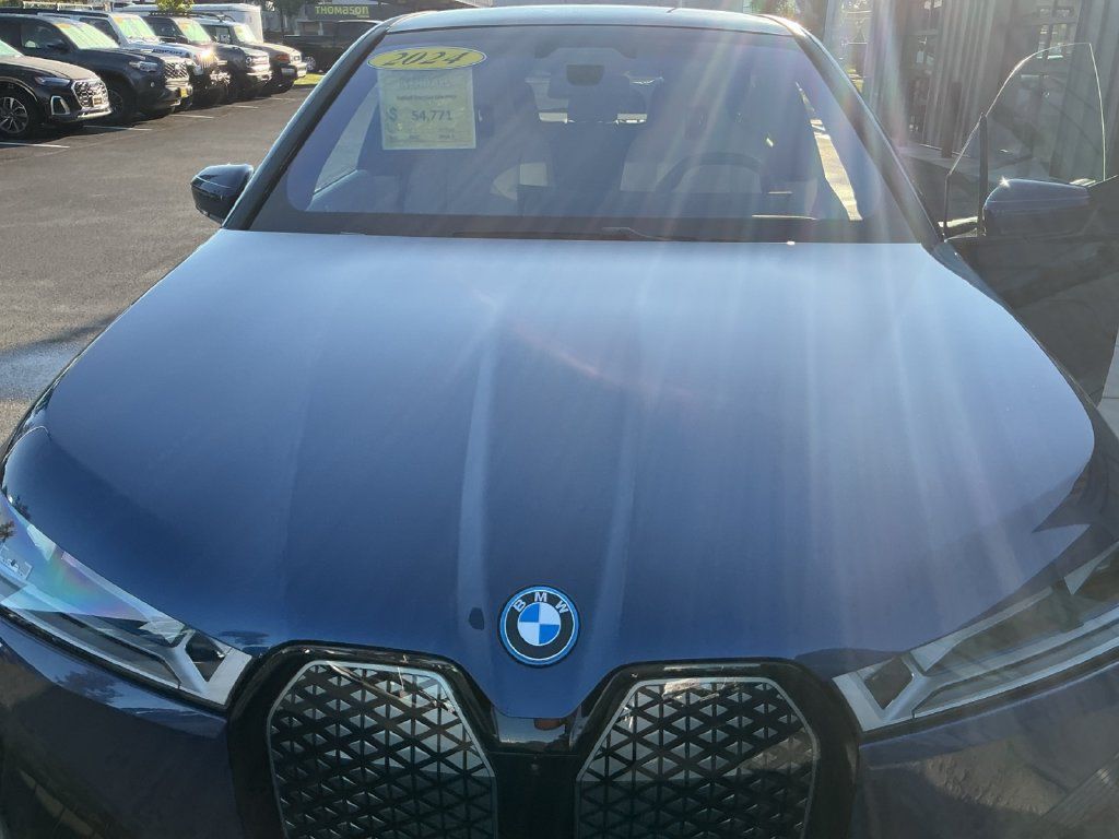 Used 2024 BMW iX xDrive50 w/ Premium Package AWD/4WD image 24