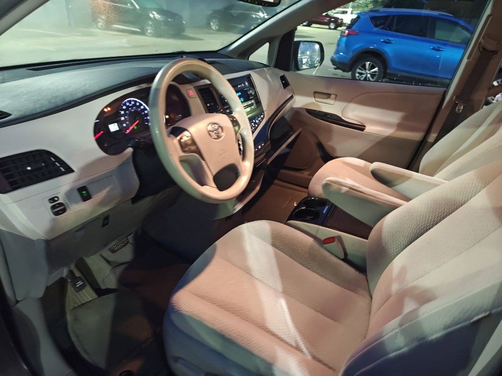 Used 2014 Toyota Sienna LE FWD image 9