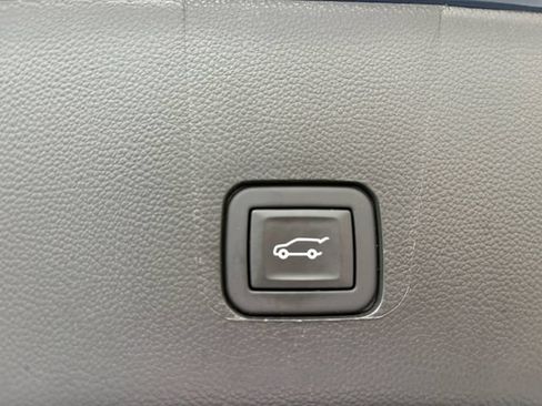 Used 2023 Chevrolet Traverse LT w/ Rear Camera Mirror Package AWD/4WD image 18