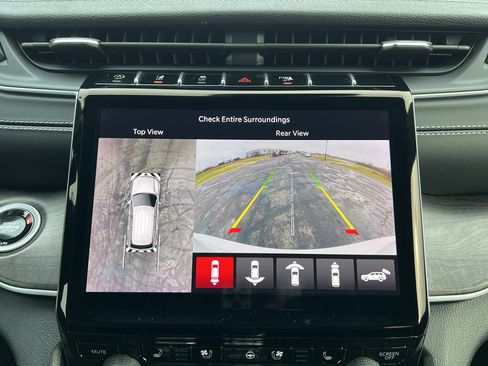 Used 2024 Jeep Grand Cherokee Limited w/ Luxury Tech Group II image 28