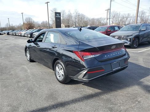 Used 2024 Hyundai Elantra SE image 3