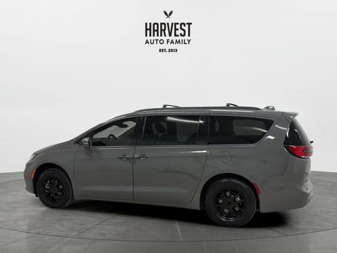 Used 2021 Chrysler Pacifica Touring-L FWD image 3