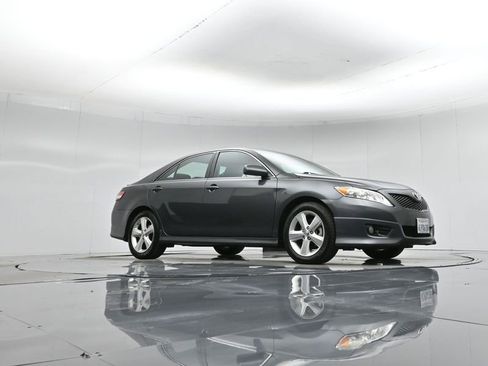 Used 2010 Toyota Camry SE image 2