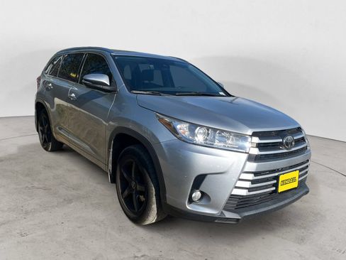 Used 2017 Toyota Highlander XLE AWD/4WD image 2