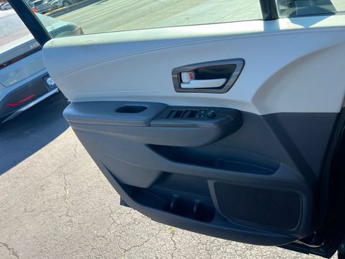 Used 2021 Toyota Sienna LE AWD/4WD image 18