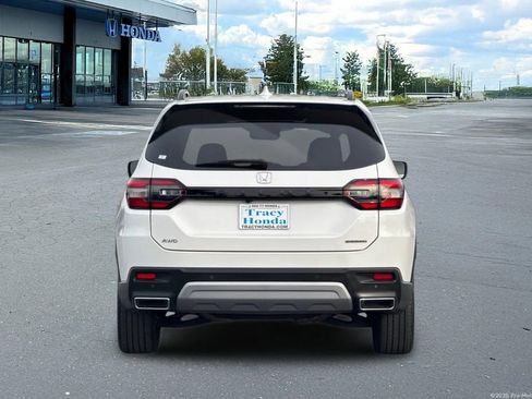 Certified 2025 Honda Pilot Touring image 8