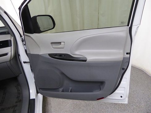 Used 2013 Toyota Sienna L image 22