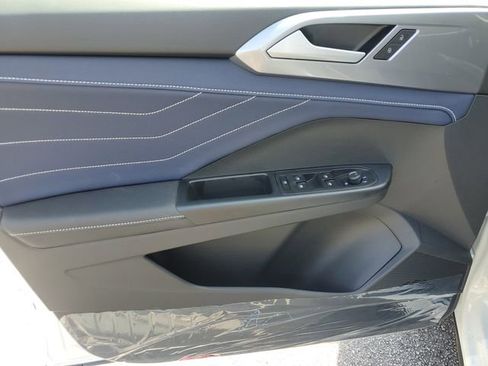 New 2025 Volkswagen Taos SEL image 21