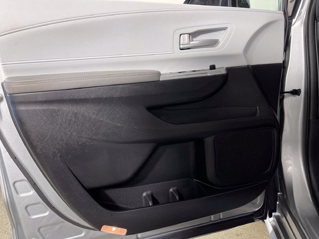 Certified 2025 Toyota Sienna XLE FWD image 17