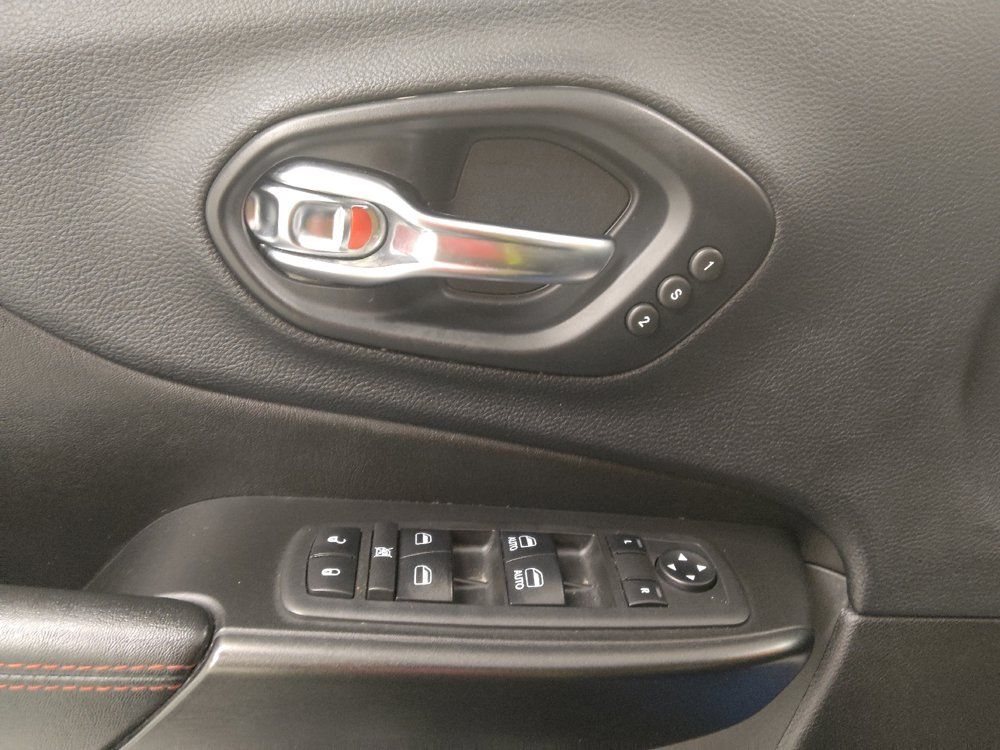 Used 2019 Jeep Cherokee Trailhawk AWD/4WD image 27