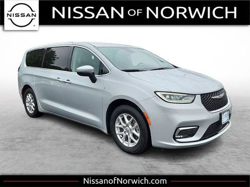 Used 2023 Chrysler Pacifica Touring-L FWD image 1