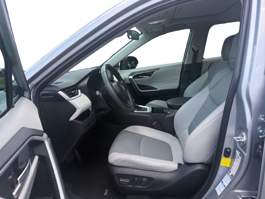 Used 2022 Toyota RAV4 XLE Premium AWD/4WD image 9