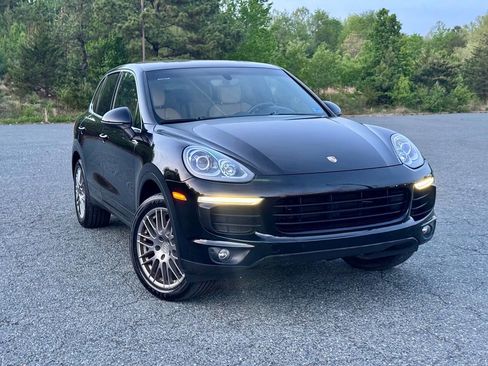 Used 2018 Porsche Cayenne w/ Premium Package AWD/4WD image 1