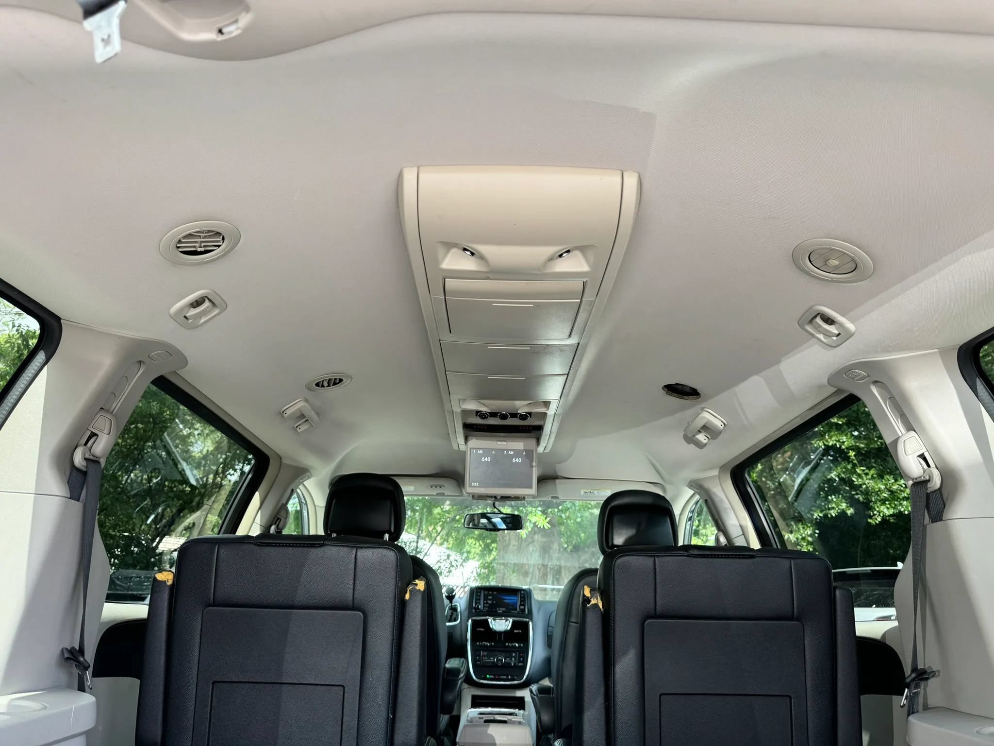 Used 2016 Chrysler Town & Country Touring FWD image 33