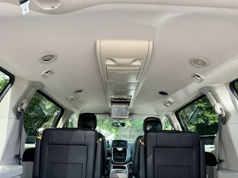 Used 2016 Chrysler Town & Country Touring FWD image 33