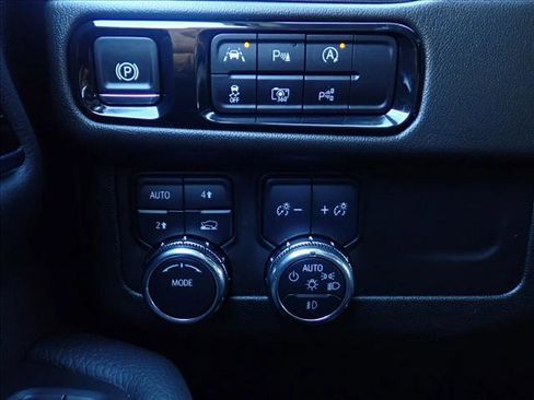 Used 2025 GMC Yukon XL Denali AWD/4WD image 24