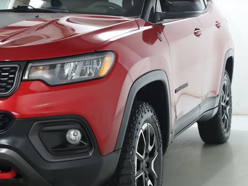 Used 2025 Jeep Compass Trailhawk AWD/4WD image 4