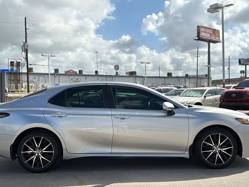 Used 2022 Toyota Camry SE image 6
