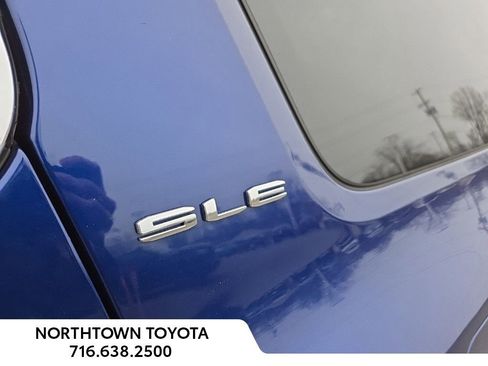 Used 2023 GMC Acadia SLE w/ Driver Convenience Package image 12