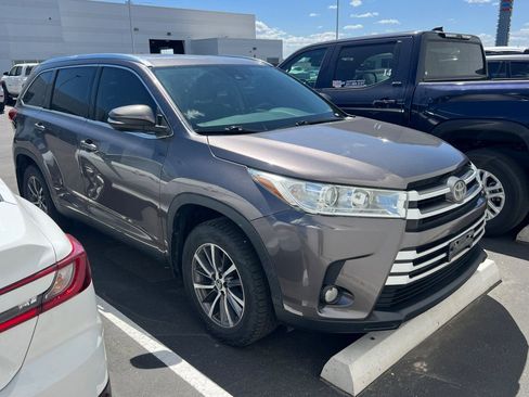 Used 2019 Toyota Highlander XLE AWD/4WD image 2