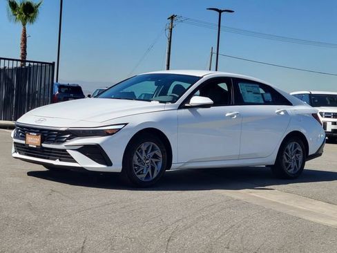 New 2026 Hyundai Elantra Hybrid FWD image 2