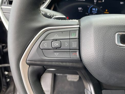 Used 2025 Jeep Grand Cherokee Altitude RWD image 13