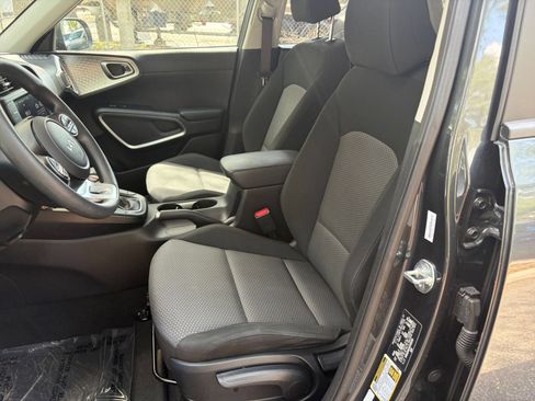 Used 2025 Kia Soul LX w/ LX Technology Package FWD image 24