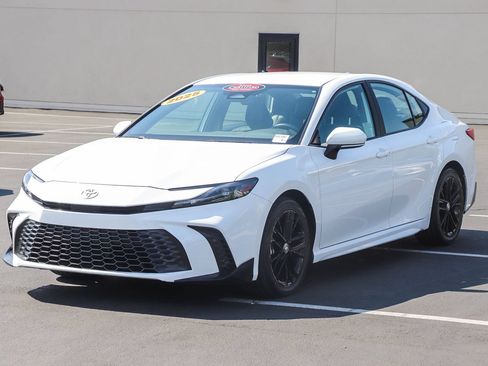 Used 2025 Toyota Camry SE FWD image 3