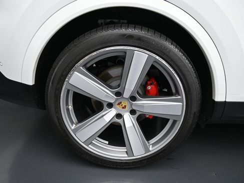 Certified 2024 Porsche Cayenne S AWD/4WD image 30