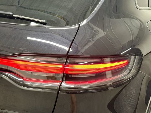 Certified 2025 Porsche Macan AWD/4WD image 33